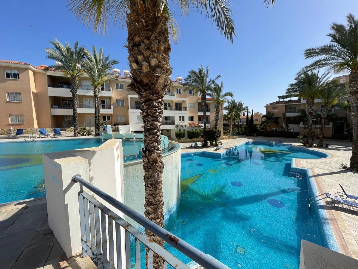 Iris Village Grand Apartment Paphos 外观 照片