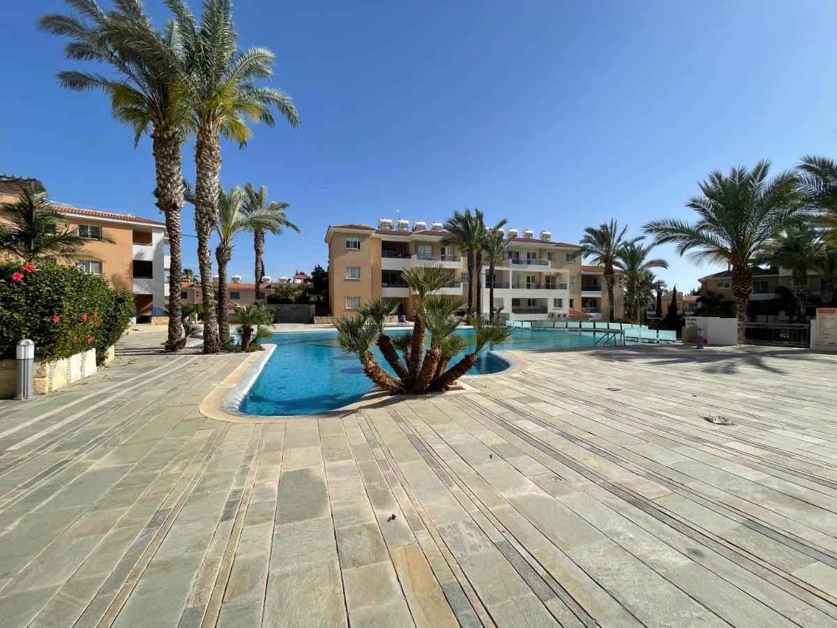 Iris Village Grand Apartment Paphos 外观 照片