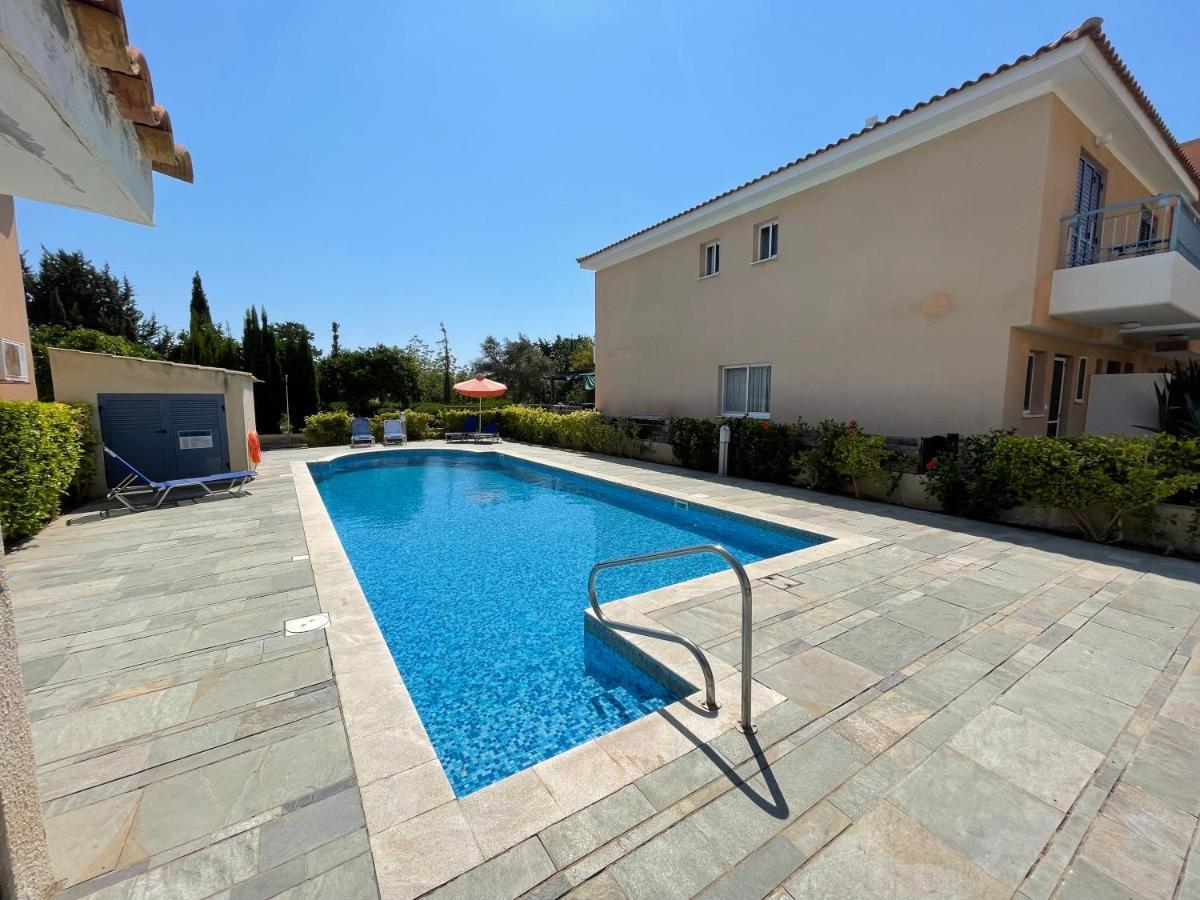 Iris Village Grand Apartment Paphos 外观 照片