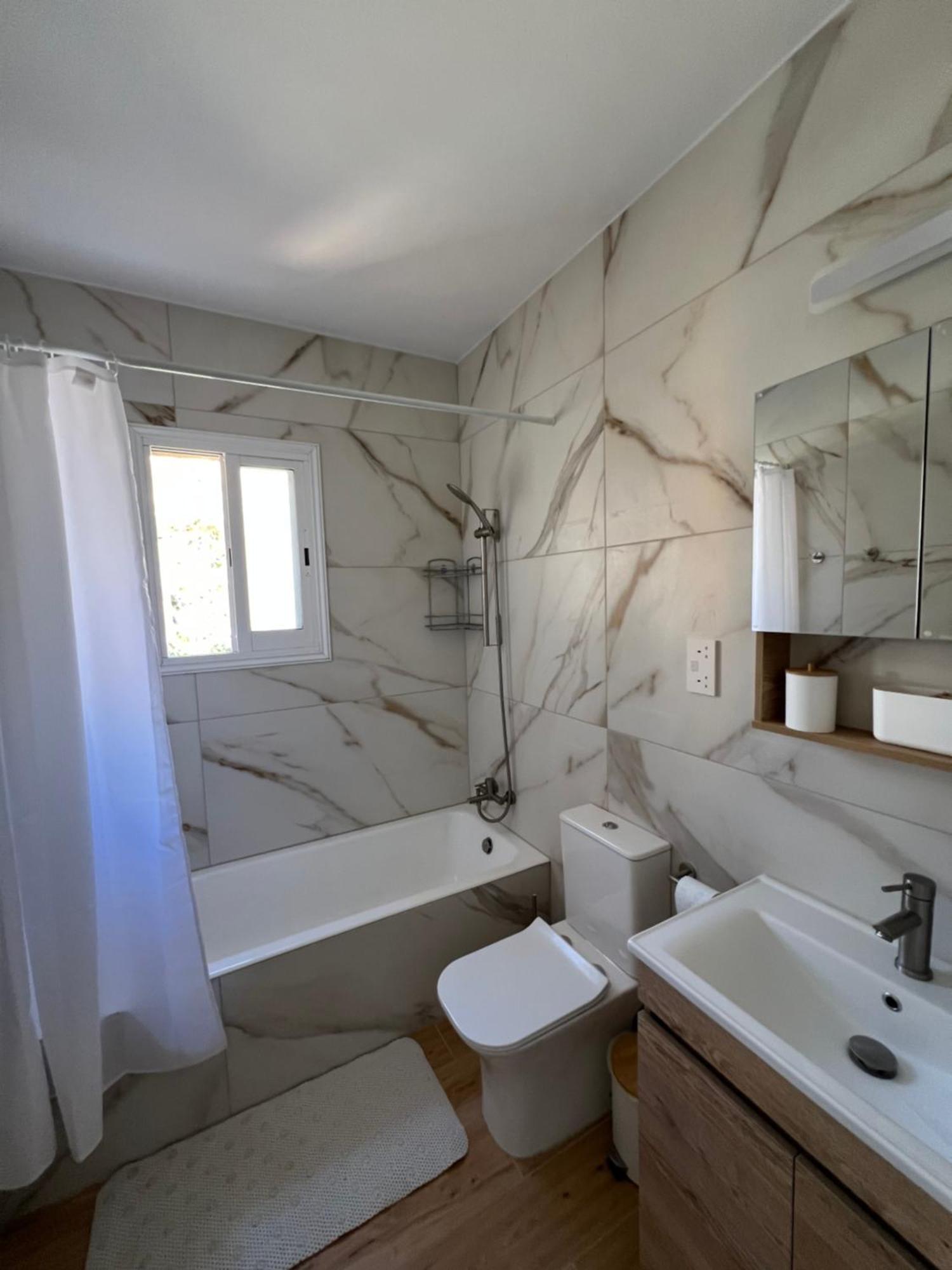 Iris Village Grand Apartment Paphos 外观 照片